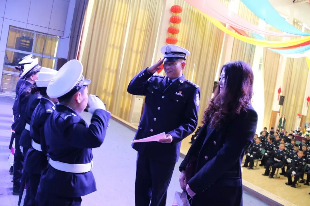 【火一动态】守规则除隐患 安全文明出行 ——火炬一小第九届红领巾小交警督导队成立仪式