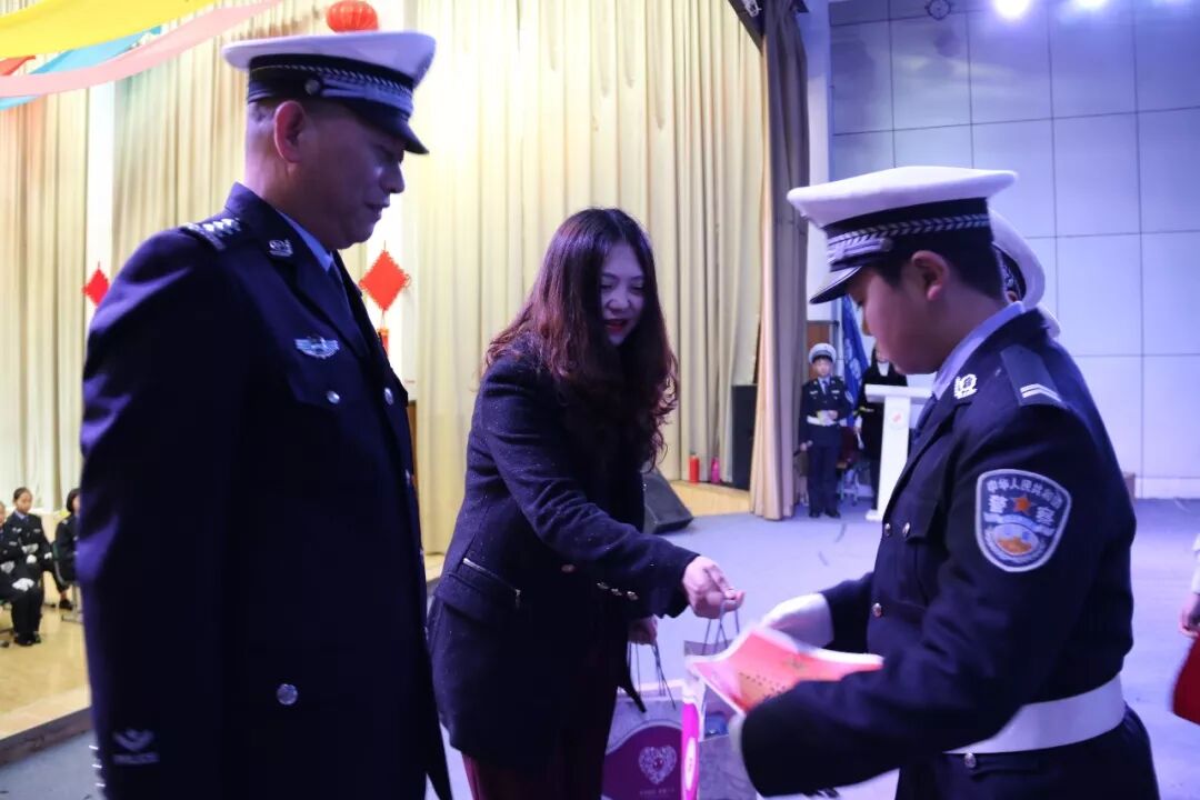 【火一动态】守规则除隐患 安全文明出行 ——火炬一小第九届红领巾小交警督导队成立仪式