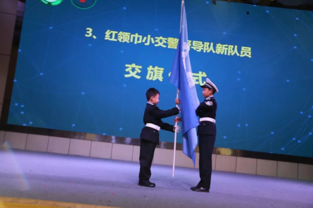 【火一动态】守规则除隐患 安全文明出行 ——火炬一小第九届红领巾小交警督导队成立仪式