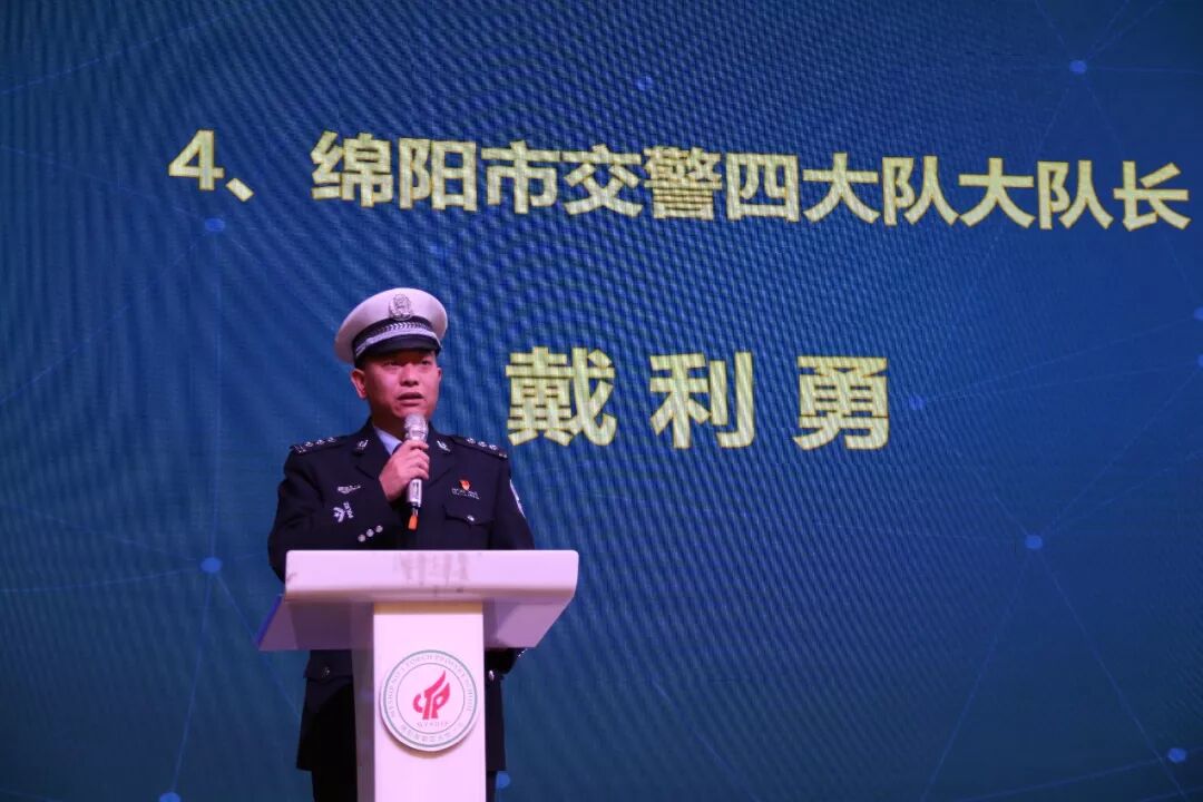 【火一动态】守规则除隐患 安全文明出行 ——火炬一小第九届红领巾小交警督导队成立仪式
