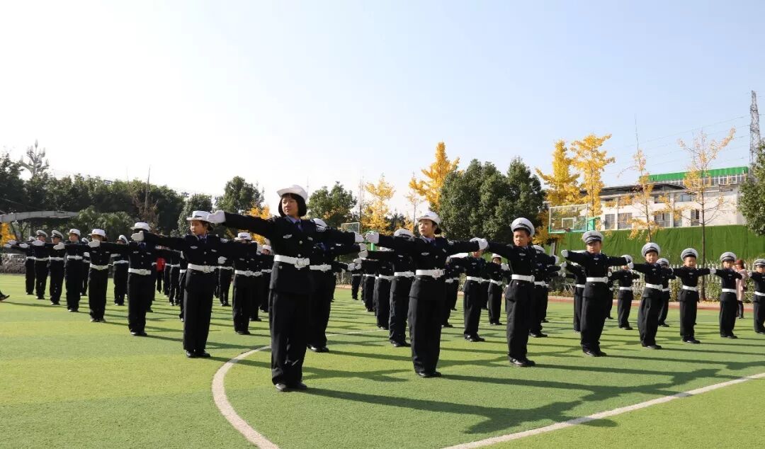 【火一动态】守规则除隐患 安全文明出行 ——火炬一小第九届红领巾小交警督导队成立仪式