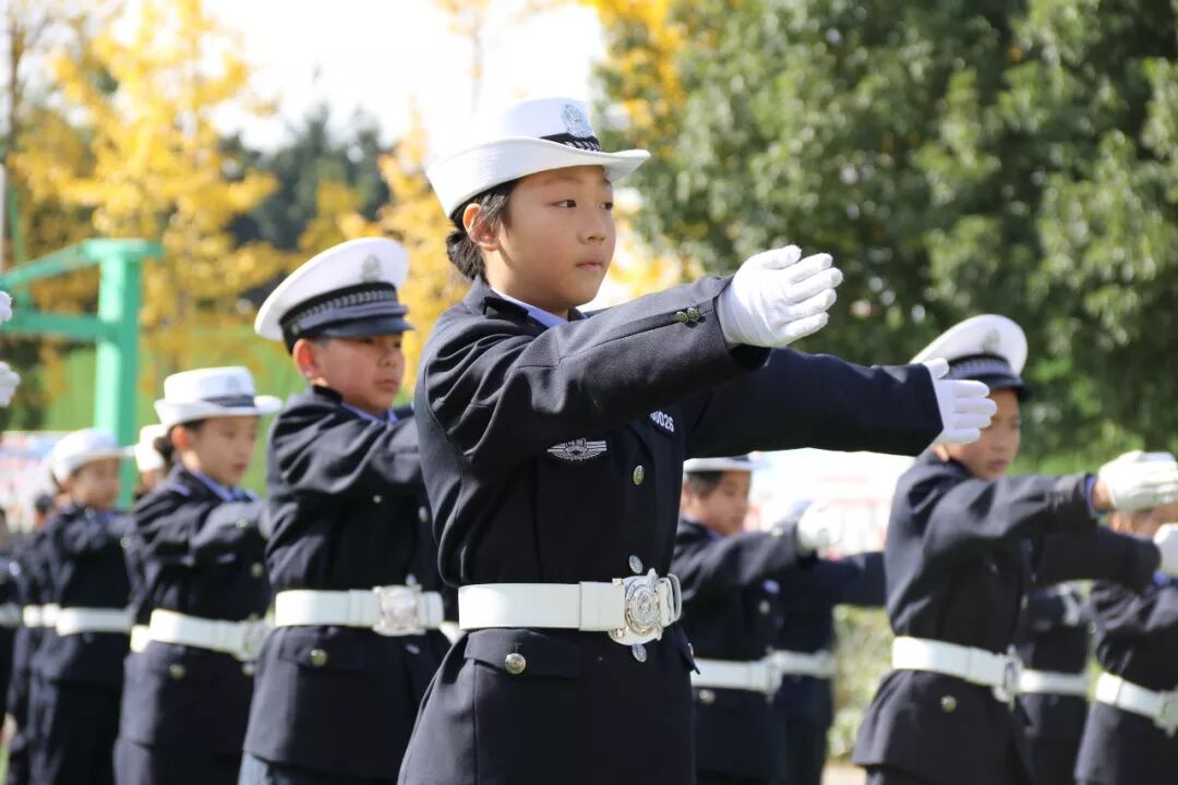 【火一动态】守规则除隐患 安全文明出行 ——火炬一小第九届红领巾小交警督导队成立仪式