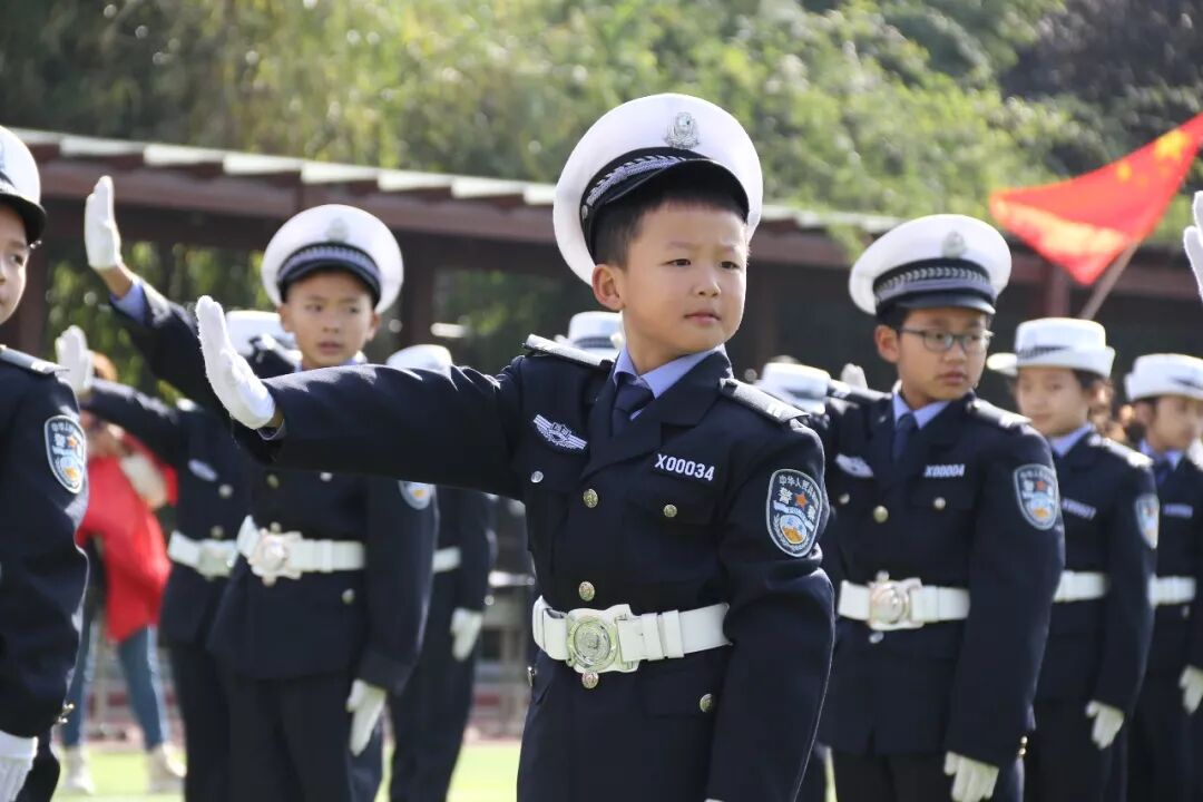 【火一动态】守规则除隐患 安全文明出行 ——火炬一小第九届红领巾小交警督导队成立仪式