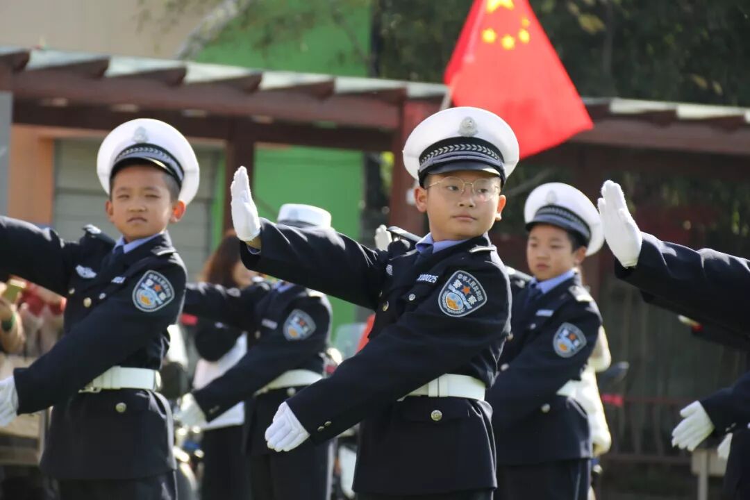 【火一动态】守规则除隐患 安全文明出行 ——火炬一小第九届红领巾小交警督导队成立仪式