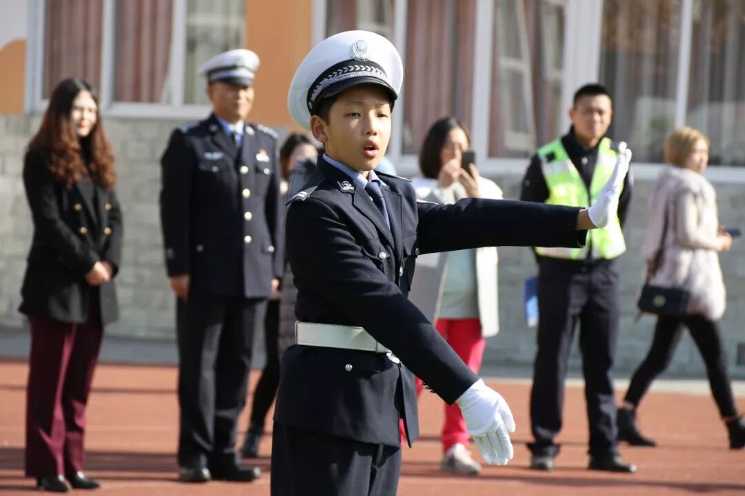 【火一动态】守规则除隐患 安全文明出行 ——火炬一小第九届红领巾小交警督导队成立仪式