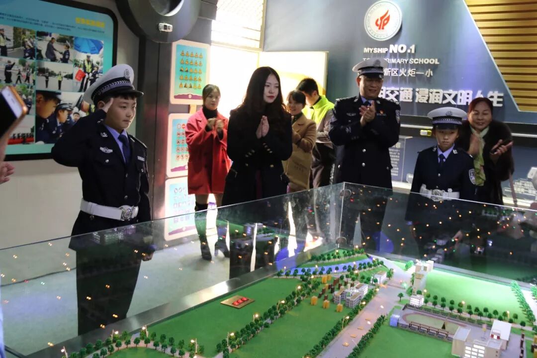 【火一动态】守规则除隐患 安全文明出行 ——火炬一小第九届红领巾小交警督导队成立仪式