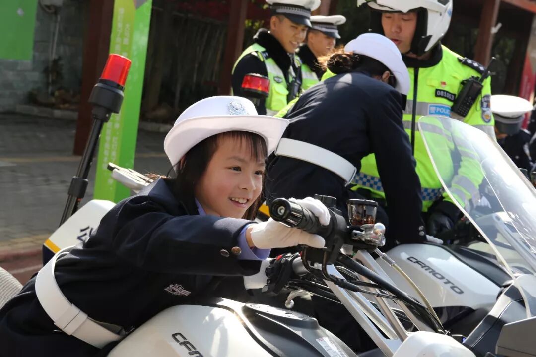 【火一动态】守规则除隐患 安全文明出行 ——火炬一小第九届红领巾小交警督导队成立仪式