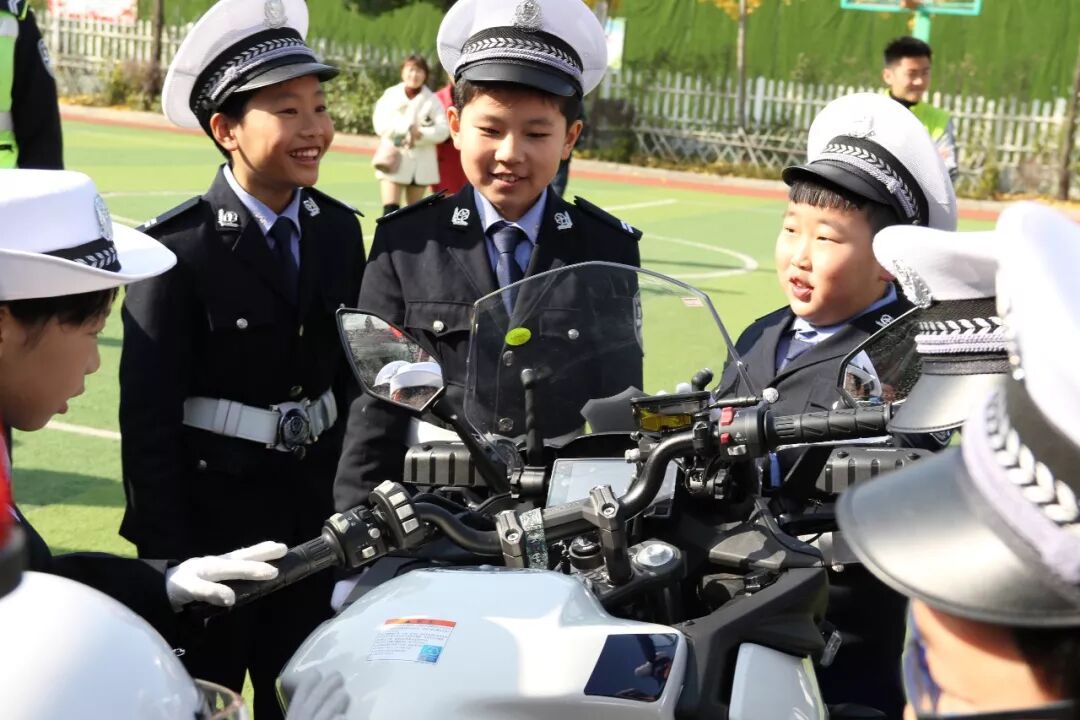 【火一动态】守规则除隐患 安全文明出行 ——火炬一小第九届红领巾小交警督导队成立仪式