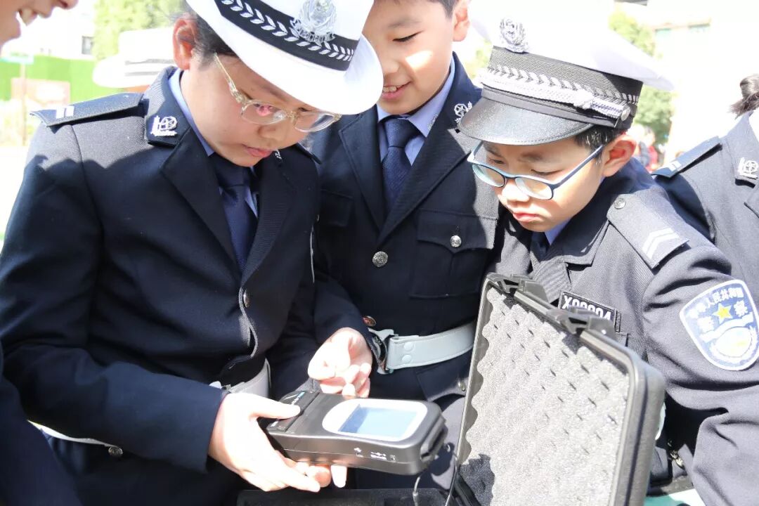 【火一动态】守规则除隐患 安全文明出行 ——火炬一小第九届红领巾小交警督导队成立仪式