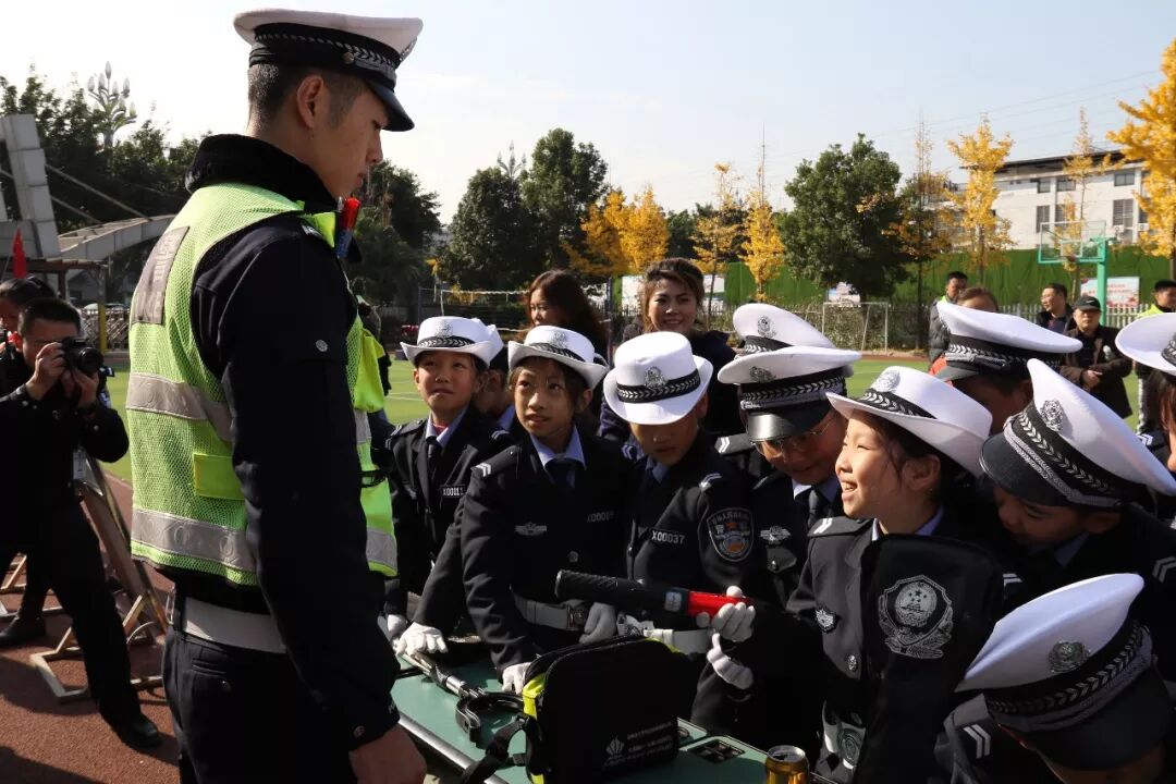 【火一动态】守规则除隐患 安全文明出行 ——火炬一小第九届红领巾小交警督导队成立仪式