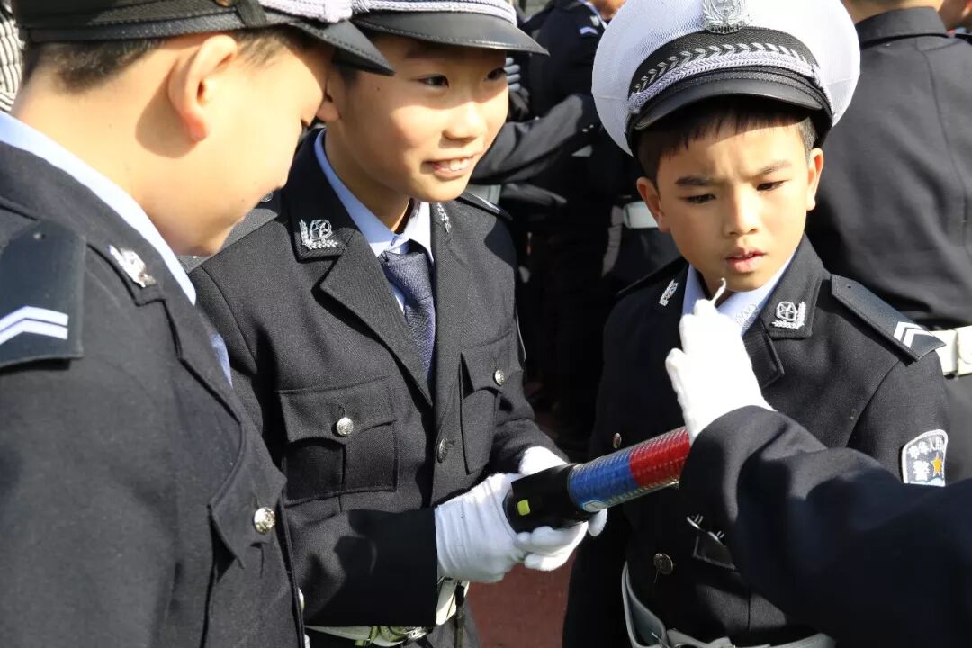 【火一动态】守规则除隐患 安全文明出行 ——火炬一小第九届红领巾小交警督导队成立仪式