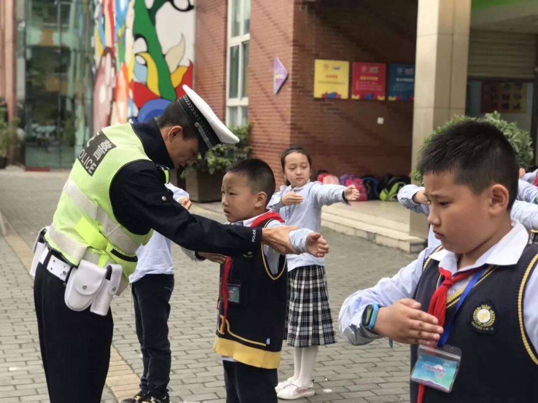 【火一动态】守规则除隐患 安全文明出行 ——火炬一小第九届红领巾小交警督导队成立仪式