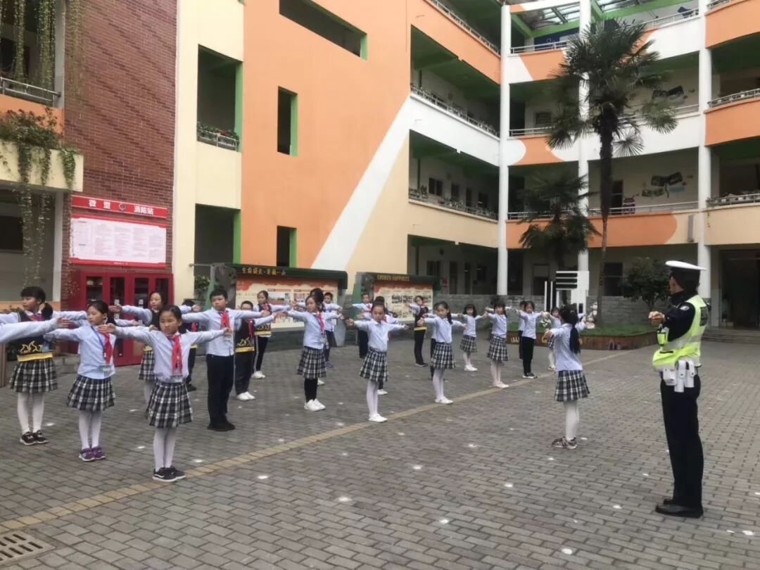 【火一动态】守规则除隐患 安全文明出行 ——火炬一小第九届红领巾小交警督导队成立仪式