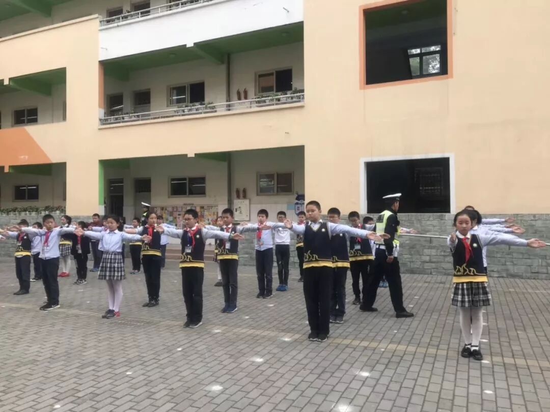 【火一动态】守规则除隐患 安全文明出行 ——火炬一小第九届红领巾小交警督导队成立仪式