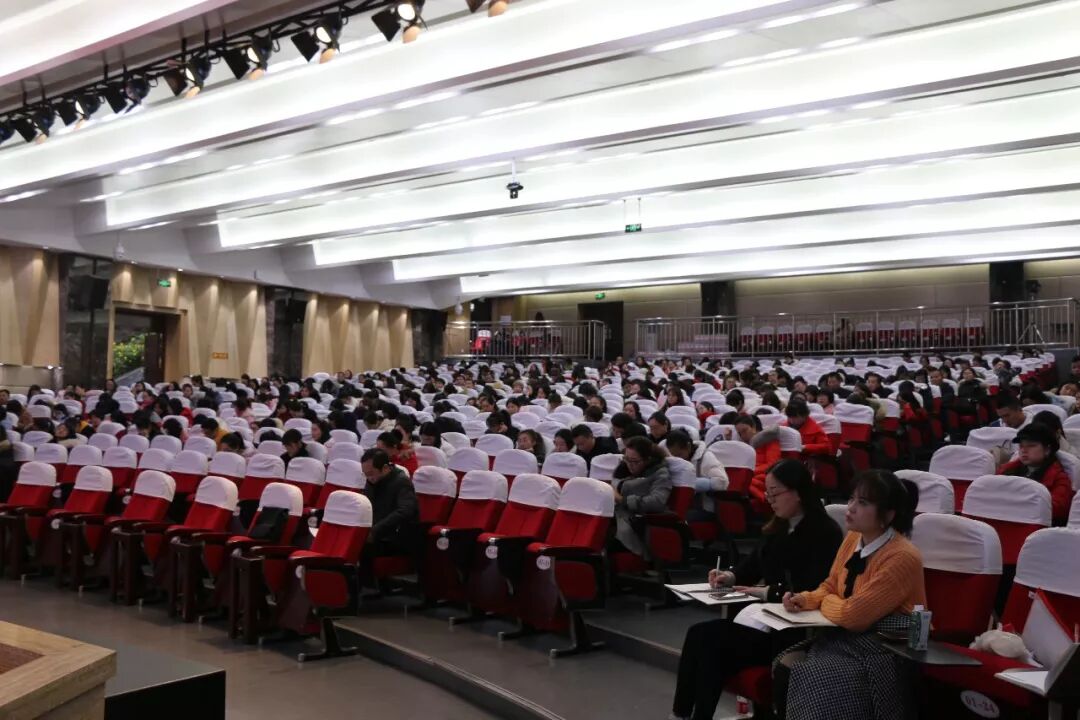 我校陈洁老师在全市小学班主任研讨暨培训会作经验分享
