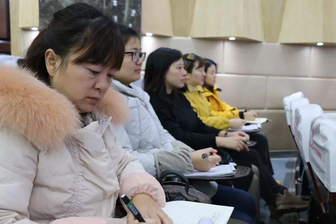 我校陈洁老师在全市小学班主任研讨暨培训会作经验分享