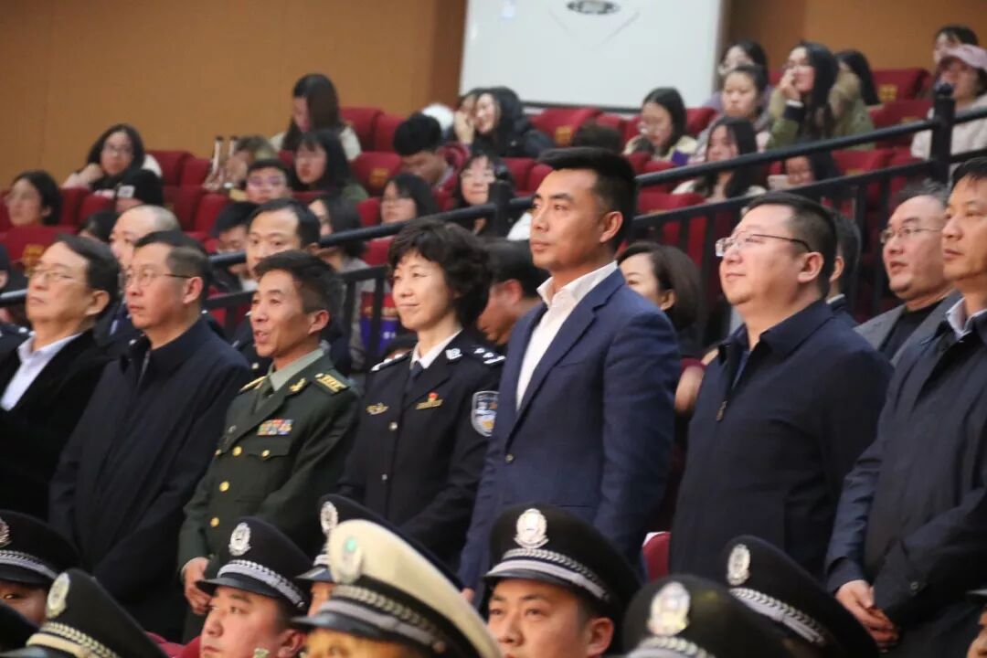 【火一动态】警校共建 共筑和谐平安——火一娃登台全市公安机关十佳先进典型颁奖晚会敬献鲜花