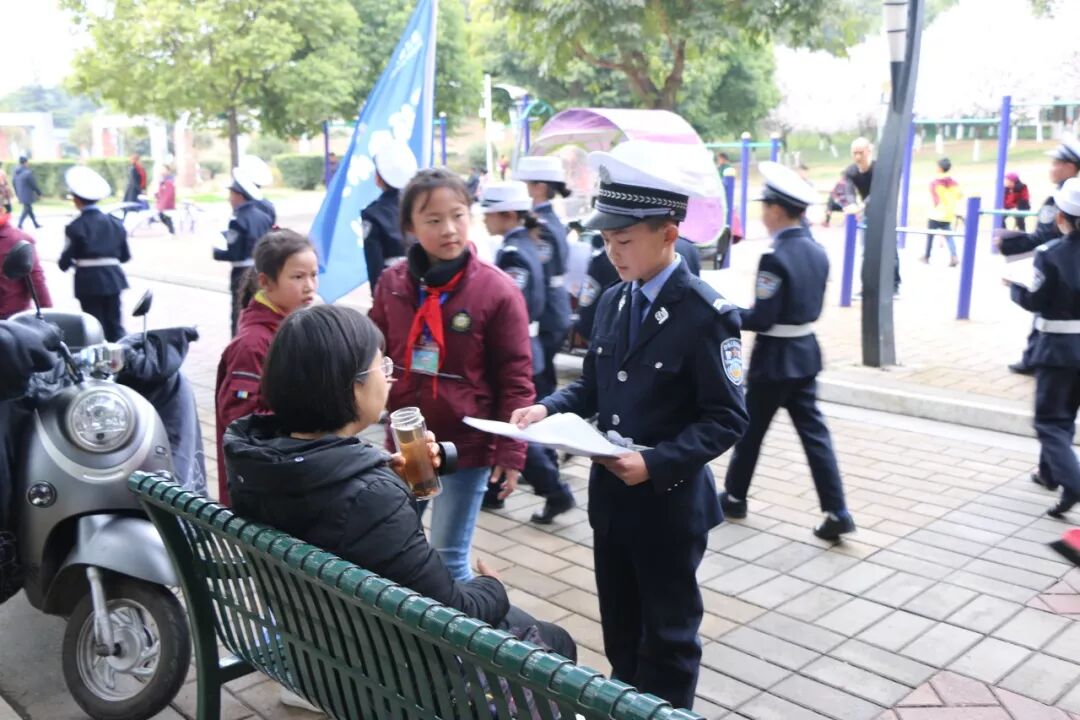 【火一动态】警校共建 共筑和谐平安——火一娃登台全市公安机关十佳先进典型颁奖晚会敬献鲜花