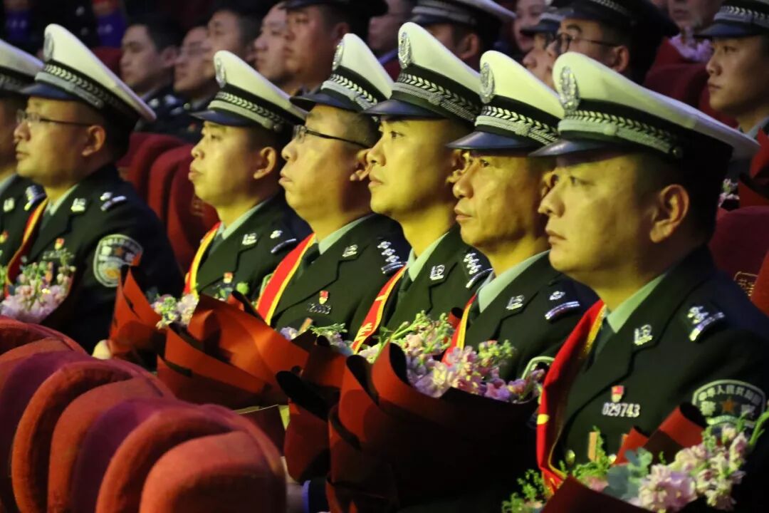 【火一动态】警校共建 共筑和谐平安——火一娃登台全市公安机关十佳先进典型颁奖晚会敬献鲜花