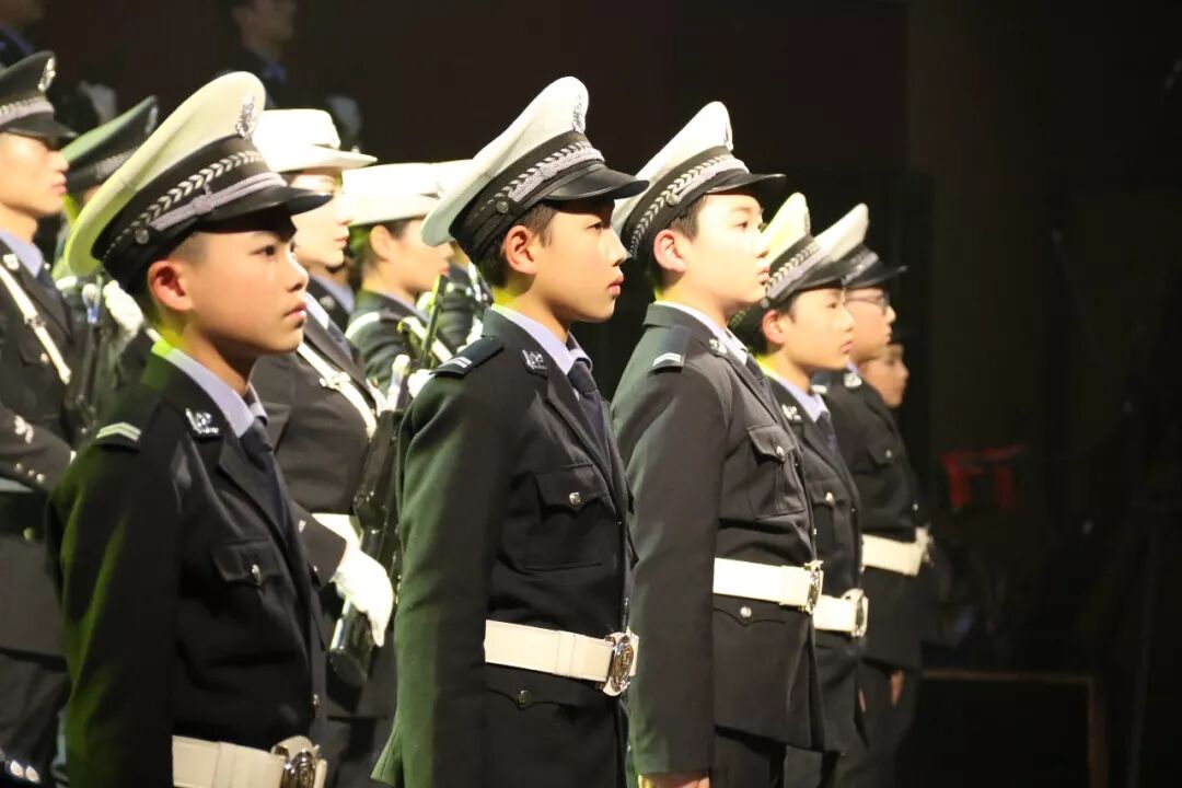 【火一动态】警校共建 共筑和谐平安——火一娃登台全市公安机关十佳先进典型颁奖晚会敬献鲜花