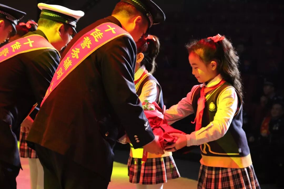 【火一动态】警校共建 共筑和谐平安——火一娃登台全市公安机关十佳先进典型颁奖晚会敬献鲜花