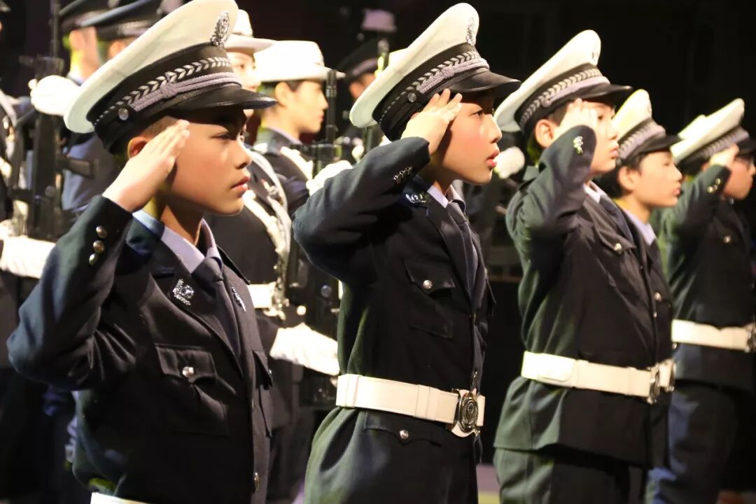 【火一动态】警校共建 共筑和谐平安——火一娃登台全市公安机关十佳先进典型颁奖晚会敬献鲜花