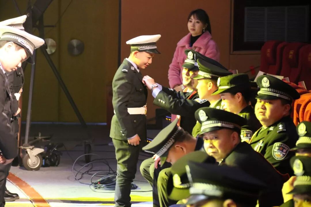 【火一动态】警校共建 共筑和谐平安——火一娃登台全市公安机关十佳先进典型颁奖晚会敬献鲜花