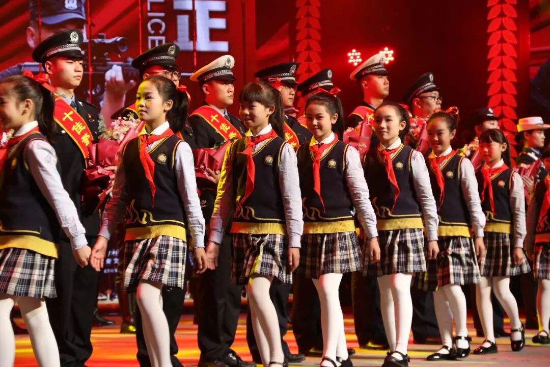 【火一动态】警校共建 共筑和谐平安——火一娃登台全市公安机关十佳先进典型颁奖晚会敬献鲜花