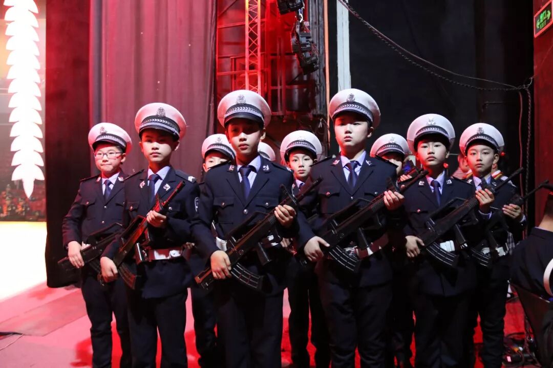 【火一动态】警校共建 共筑和谐平安——火一娃登台全市公安机关十佳先进典型颁奖晚会敬献鲜花