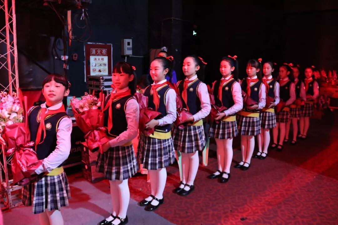 【火一动态】警校共建 共筑和谐平安——火一娃登台全市公安机关十佳先进典型颁奖晚会敬献鲜花
