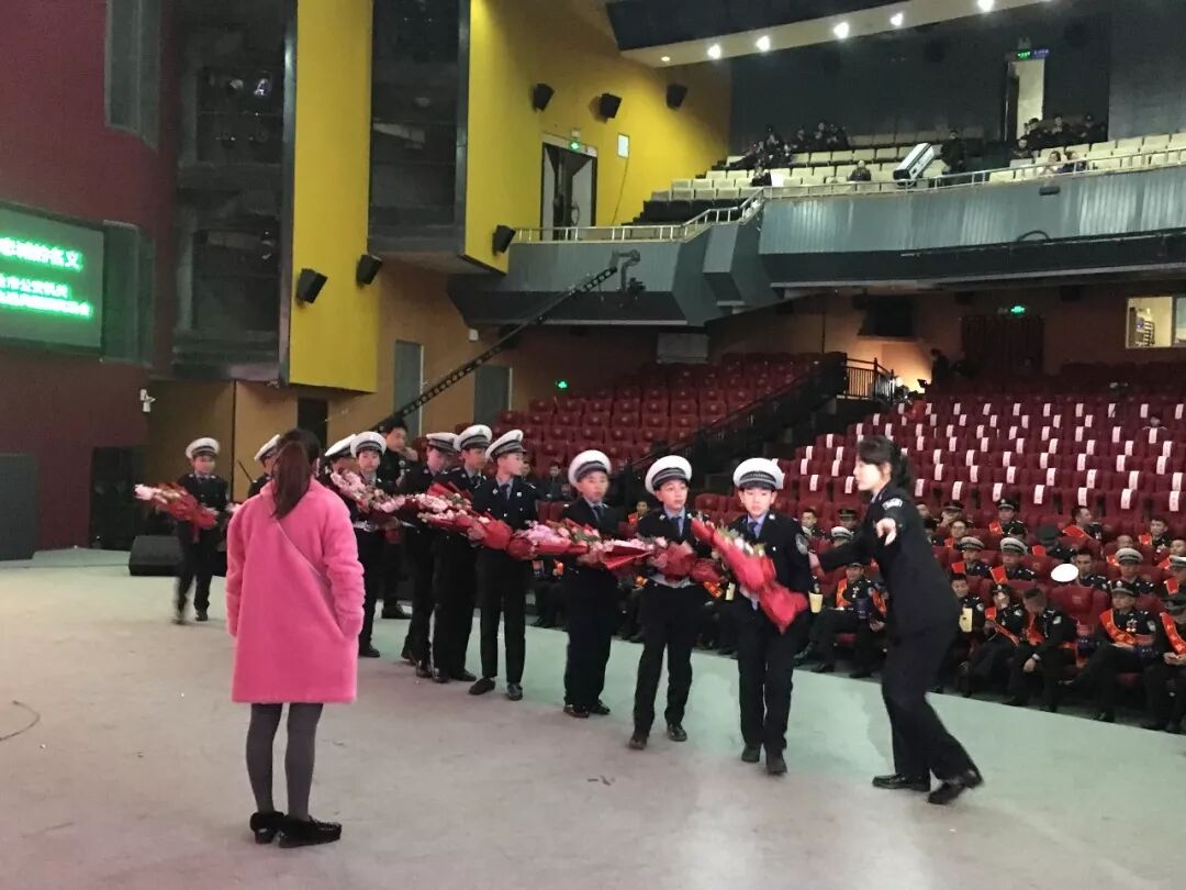 【火一动态】警校共建 共筑和谐平安——火一娃登台全市公安机关十佳先进典型颁奖晚会敬献鲜花