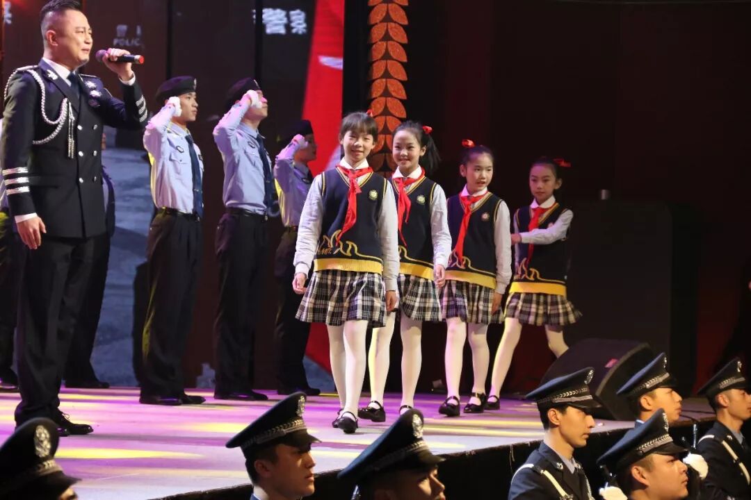 【火一动态】警校共建 共筑和谐平安——火一娃登台全市公安机关十佳先进典型颁奖晚会敬献鲜花