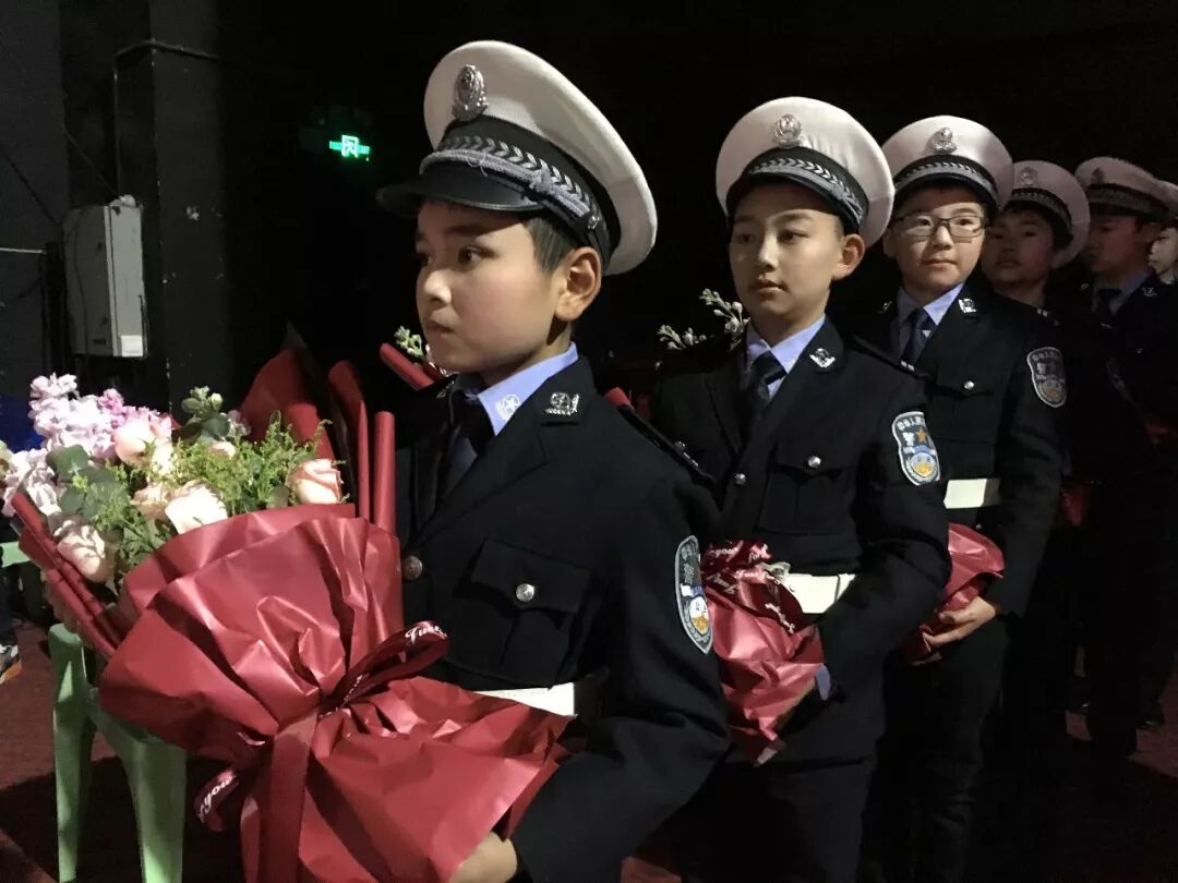 【火一动态】警校共建 共筑和谐平安——火一娃登台全市公安机关十佳先进典型颁奖晚会敬献鲜花
