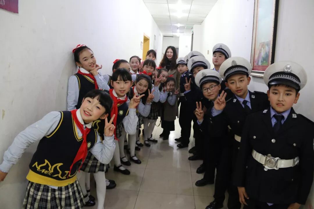【火一动态】警校共建 共筑和谐平安——火一娃登台全市公安机关十佳先进典型颁奖晚会敬献鲜花