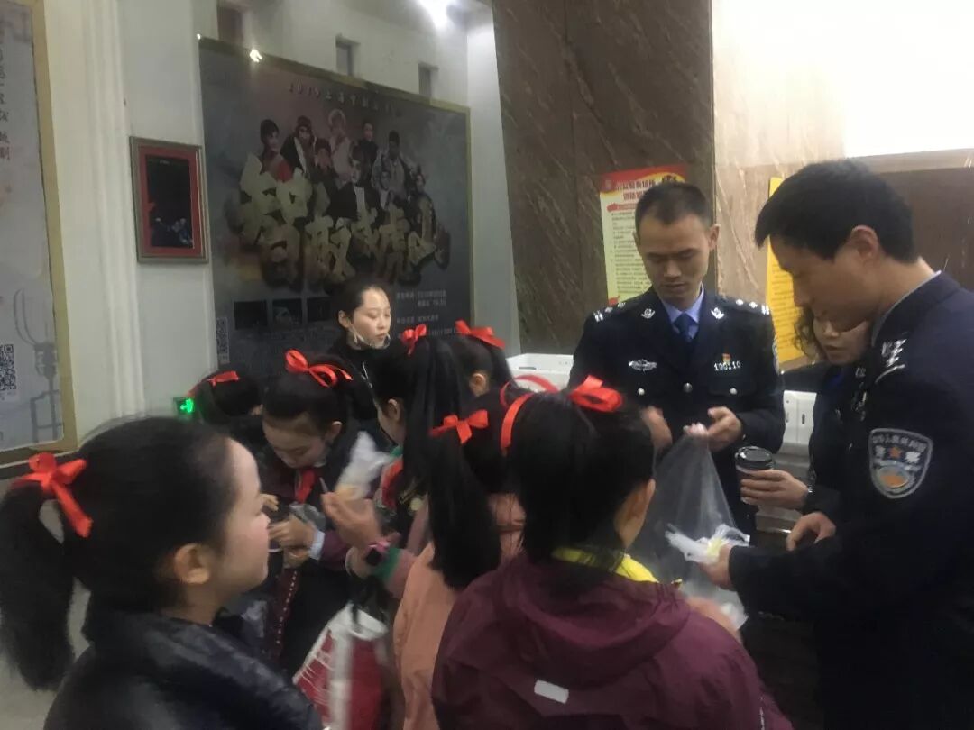 【火一动态】警校共建 共筑和谐平安——火一娃登台全市公安机关十佳先进典型颁奖晚会敬献鲜花