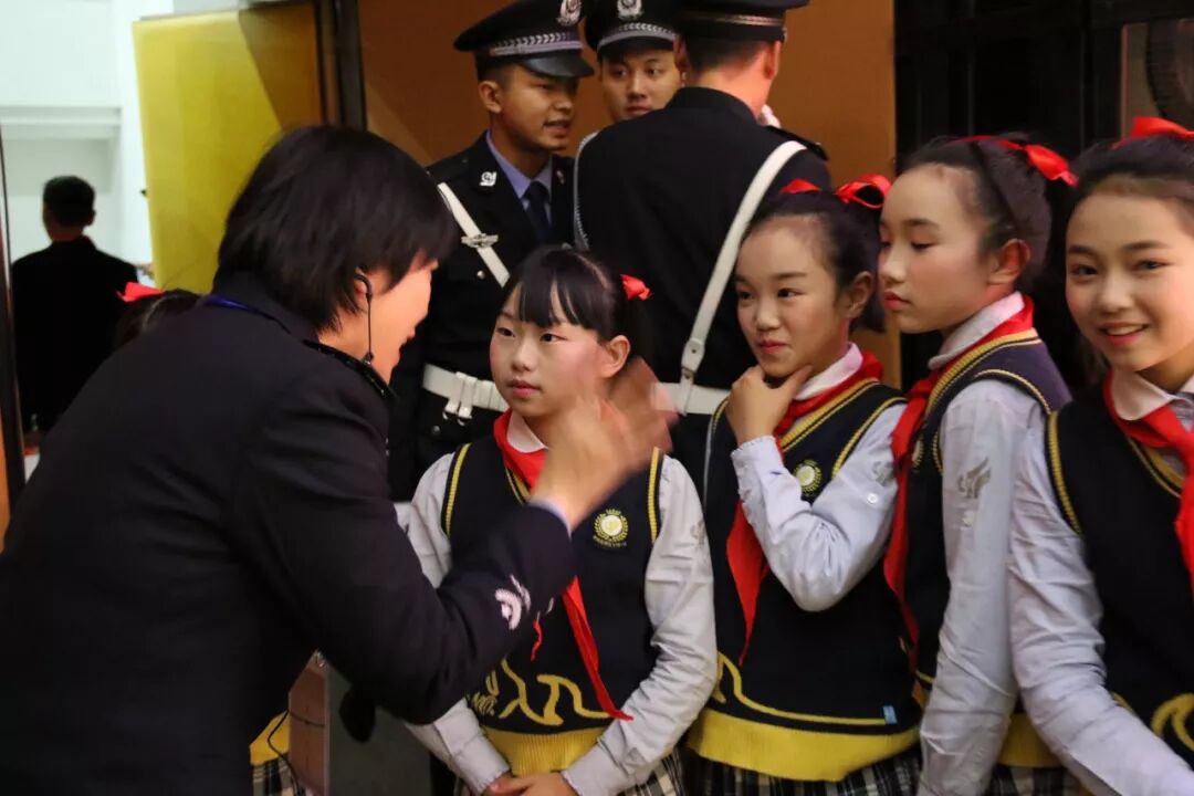 【火一动态】警校共建 共筑和谐平安——火一娃登台全市公安机关十佳先进典型颁奖晚会敬献鲜花