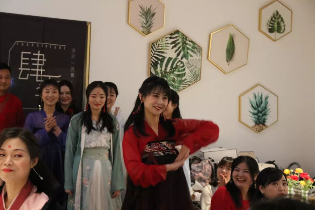 【火一动态】国风当潮,汉服迎新——火炬一小及月社2020年新年年会