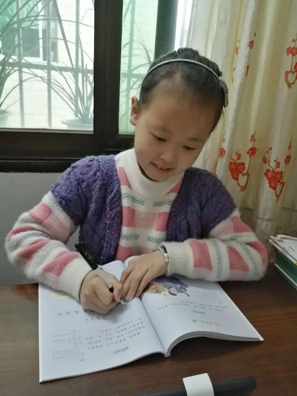 【火一动态】花开时节想见“你” ——火一娃补给“精神食粮”