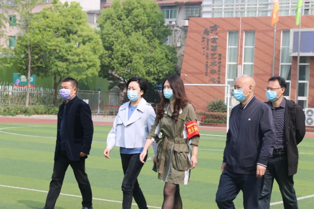 【火一动态】董泓主任检查督导火炬一小疫情防控和开学复课工作
