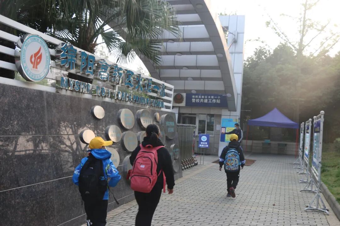 【火一动态】董泓主任检查督导火炬一小疫情防控和开学复课工作