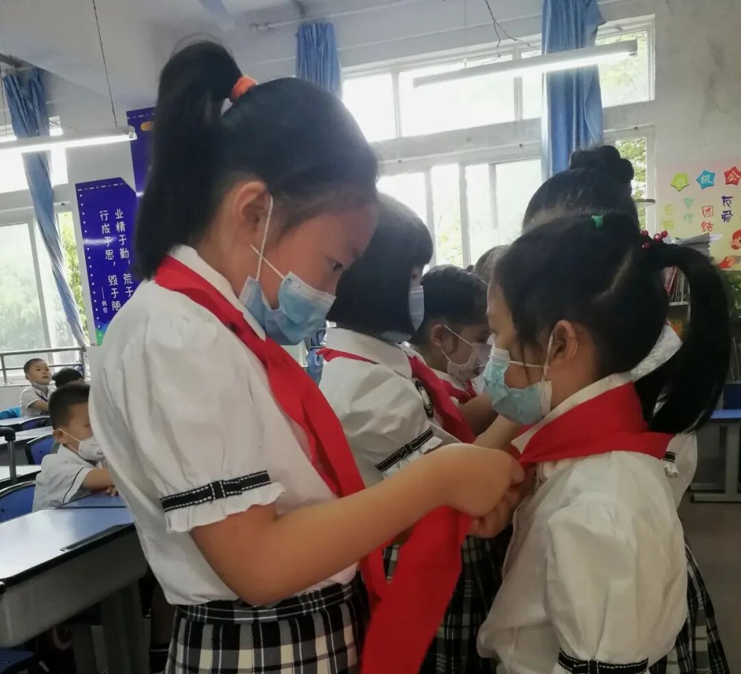 【火一动态】火炬一小“红领巾,我的光荣与梦想”入队仪式