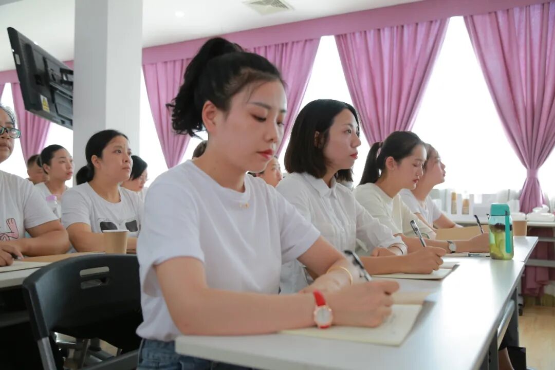 【一幼动态】扬帆起航，筑梦未来 ——火炬第一幼儿园教职工岗前培训