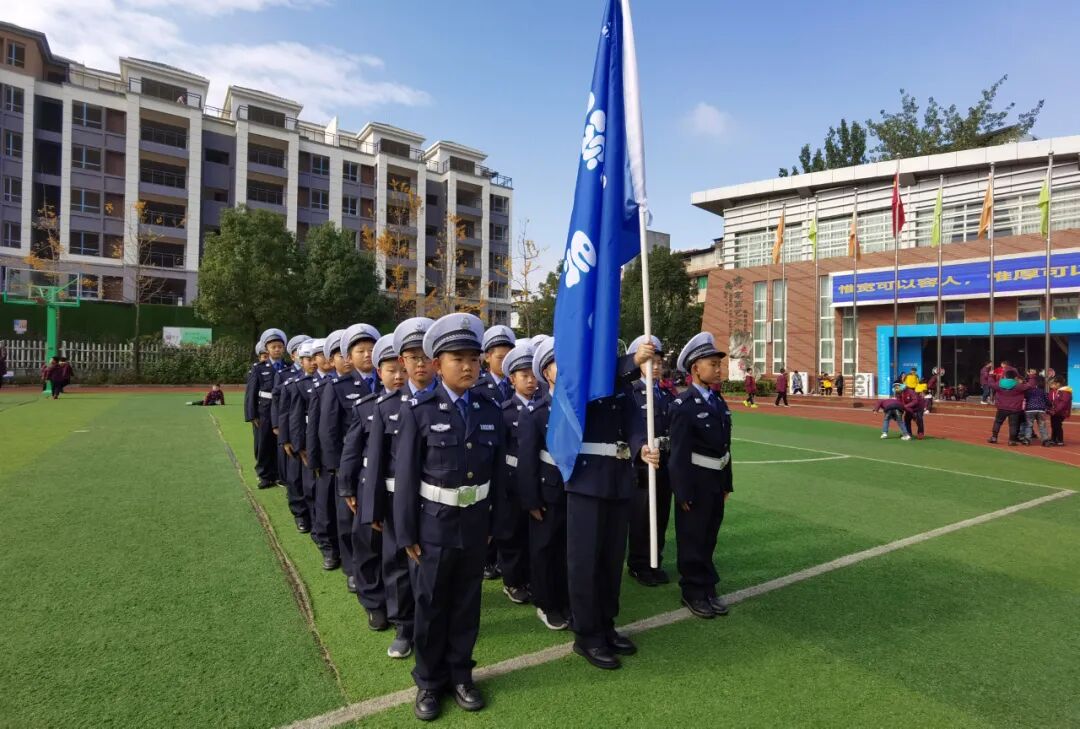 【火一动态】12·2“知危险会避险  安全文明出行”火炬一小第九届红领巾小交警督导队成立暨交通安全宣传活动