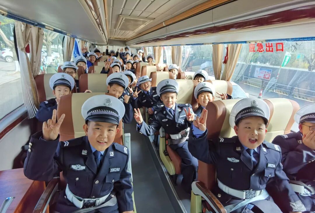 【火一动态】12·2“知危险会避险  安全文明出行”火炬一小第九届红领巾小交警督导队成立暨交通安全宣传活动