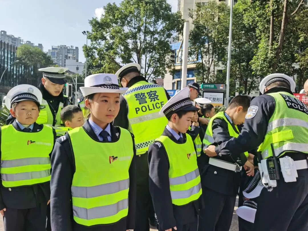 【火一动态】12·2“知危险会避险  安全文明出行”火炬一小第九届红领巾小交警督导队成立暨交通安全宣传活动