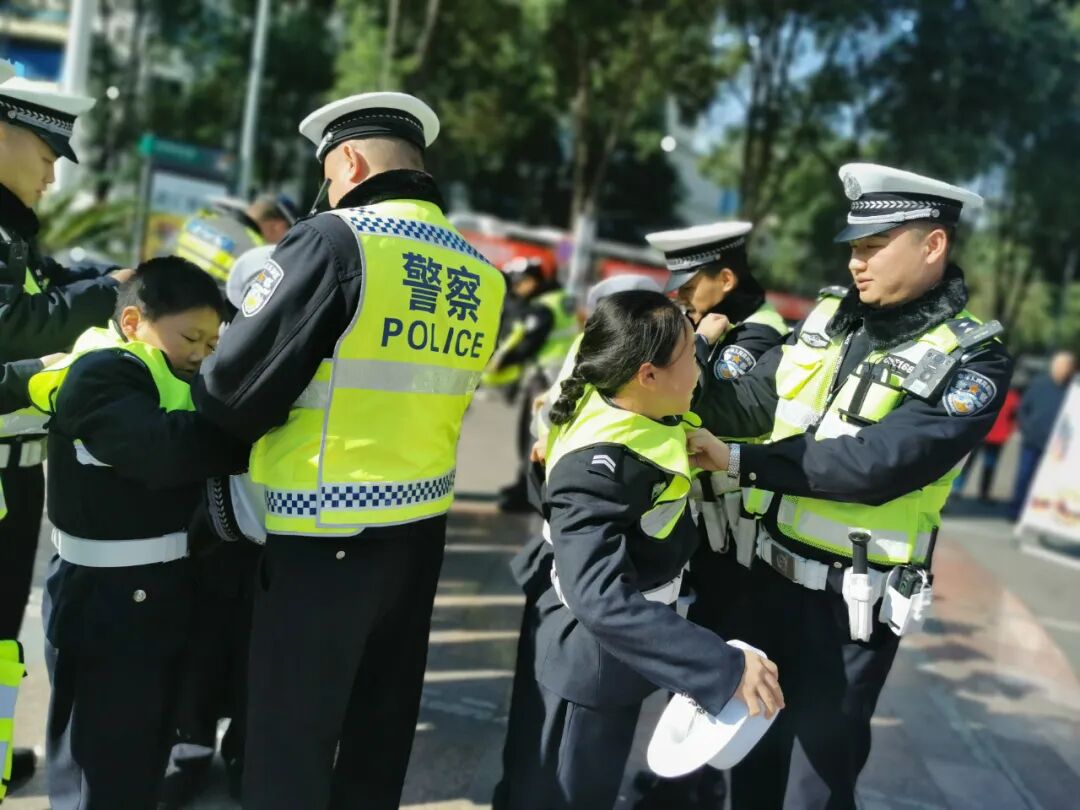 【火一动态】12·2“知危险会避险  安全文明出行”火炬一小第九届红领巾小交警督导队成立暨交通安全宣传活动