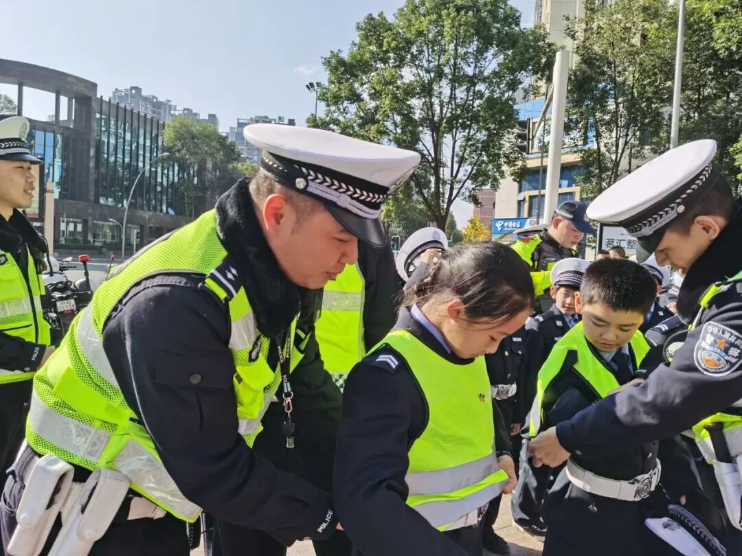 【火一动态】12·2“知危险会避险  安全文明出行”火炬一小第九届红领巾小交警督导队成立暨交通安全宣传活动