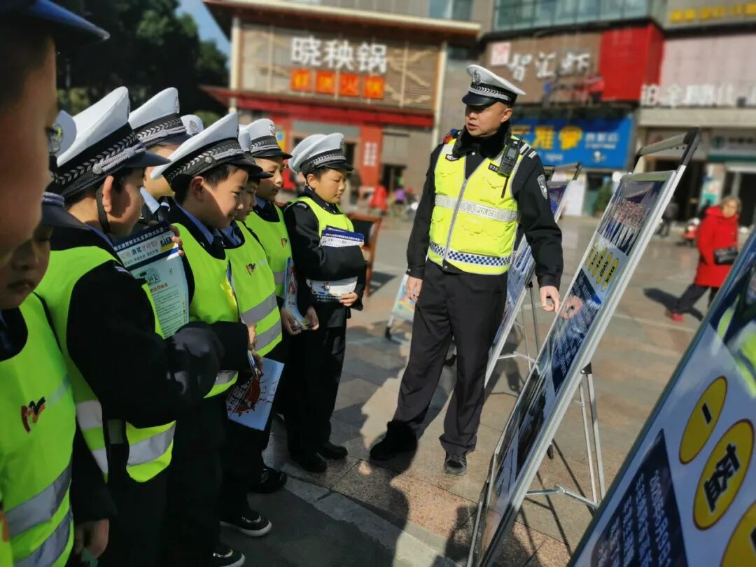 【火一动态】12·2“知危险会避险  安全文明出行”火炬一小第九届红领巾小交警督导队成立暨交通安全宣传活动