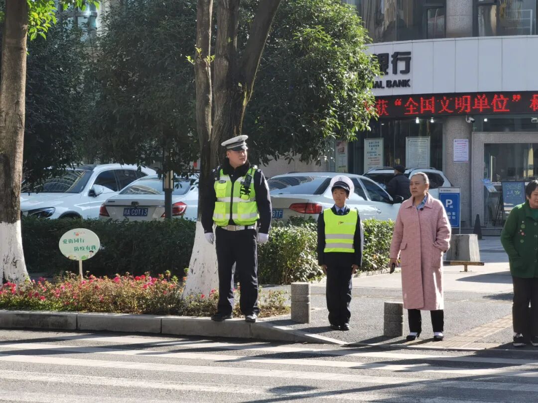 【火一动态】12·2“知危险会避险  安全文明出行”火炬一小第九届红领巾小交警督导队成立暨交通安全宣传活动