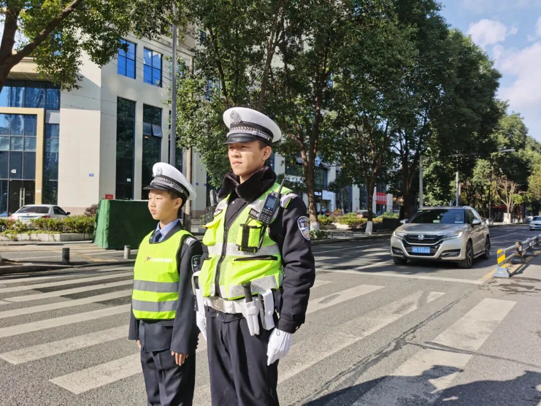 【火一动态】12·2“知危险会避险  安全文明出行”火炬一小第九届红领巾小交警督导队成立暨交通安全宣传活动
